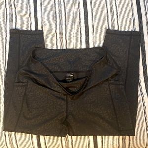 Constantly Varied Gear Black Leopard capris (XL) gently used